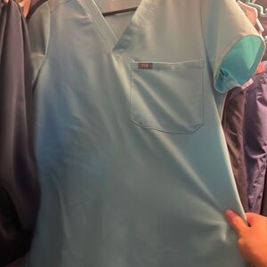 Figs size xs top blue